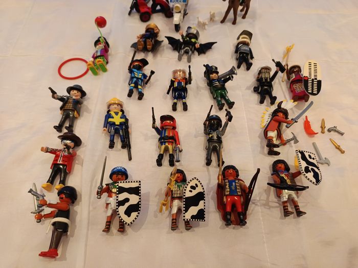 Playmobil ensemble d'environ 20 personnages et accessoires - photo numéro 8