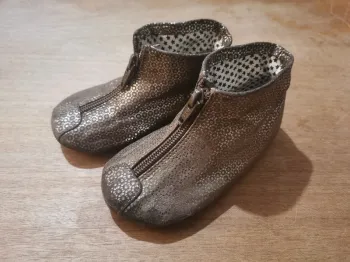 🌼 Chaussons Pom d’Api Mini Zip T23 – brillants, étoiles, confort & style ⭐