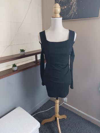 Robe noire à épaule dénudée