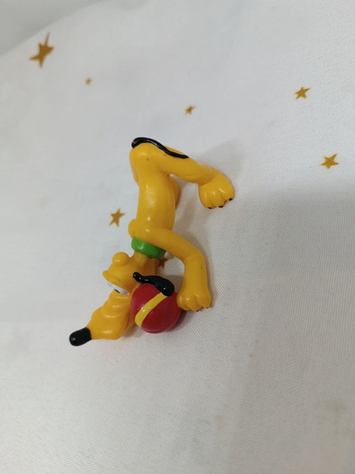 Personnage figurine walt Disney pluto balle rouge ball ballon couché Mickey mouse playing play joue - photo numéro 3