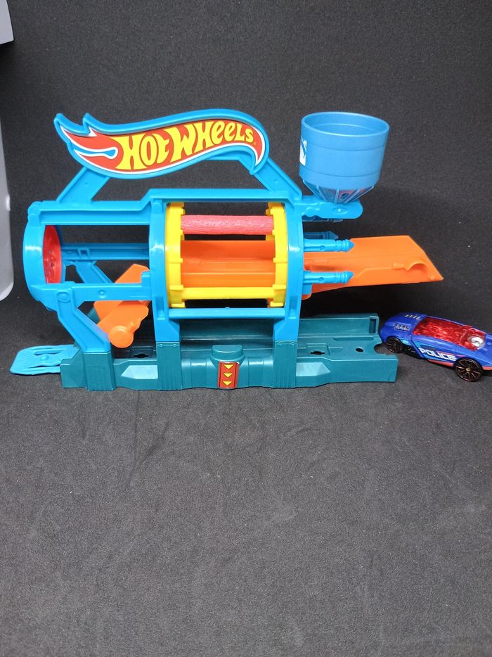 Piste circuit hotwheels avec sa voiture - photo numéro 4