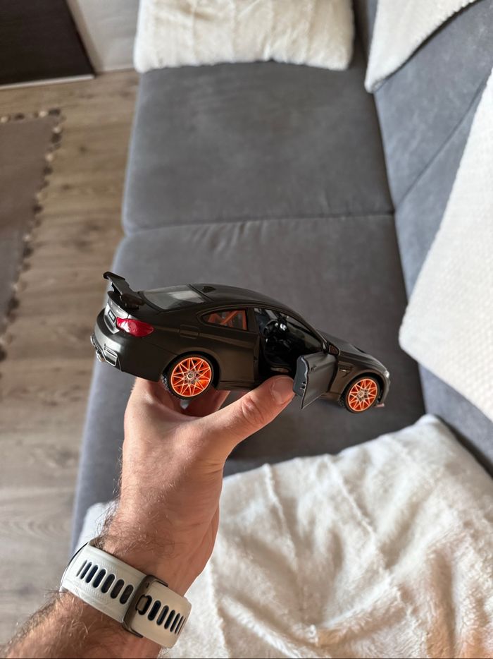 BMW M4 GTS noir/orange 1:24 Neuf + Emballage - photo numéro 2