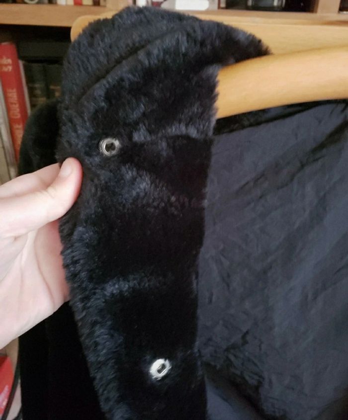 Veste noire en fausse fourrure - photo numéro 2