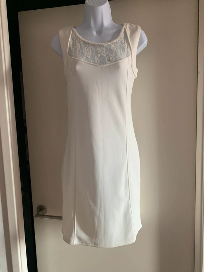 Robe dos dentelle