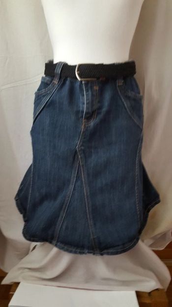 Jupe en jeans contenant de l elasthane .Marque : S.A.C denim