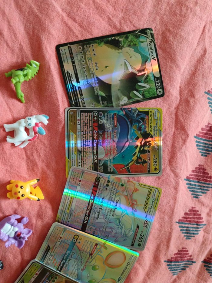 Lot 5 cartes Pokémon brillantes neuves et 5 figurines - photo numéro 2