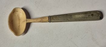 cuillère à beurre vintage 15cm bakélite ivoire et métal décoré ustensile ancien