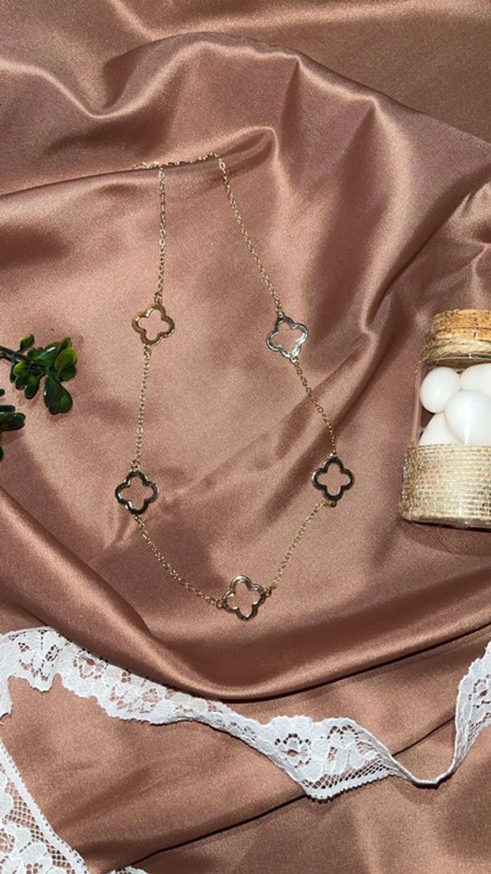 Collier en or avec pendentifs fleurs ajourées