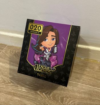 Figurine League of Legends série 2 numéro 20 « Taric »