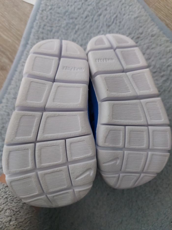 Baskets Nike taille 23,5 neuve - photo numéro 2