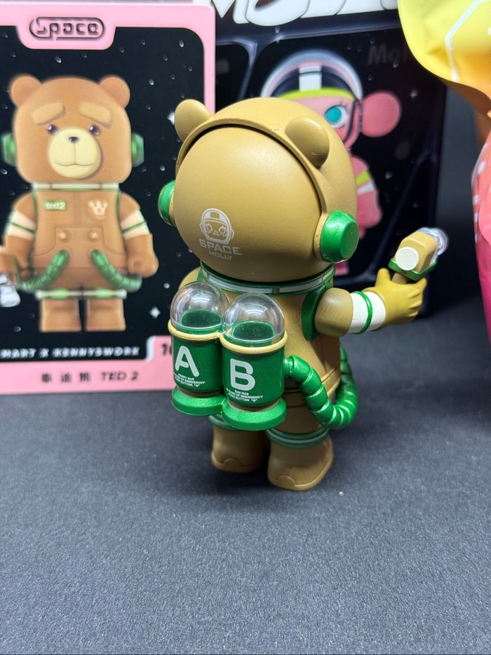 PopMart Mega Space Molly 100% Ted 2 - photo numéro 3