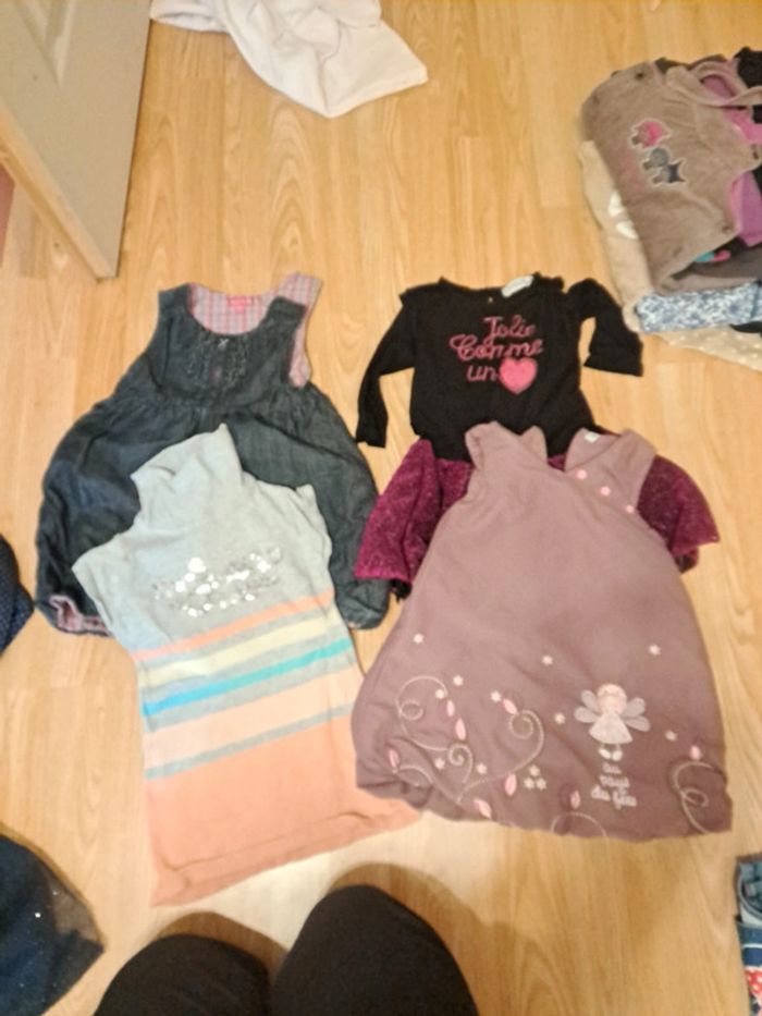 4 robes diverses 24 mois