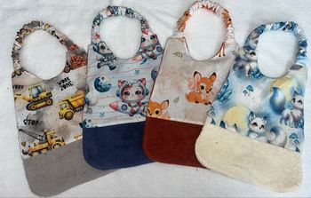 Bavoir élastique 12/36 mois.