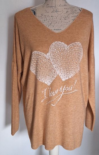 Superbe pull doux beige imprimé coeurs avec des strass