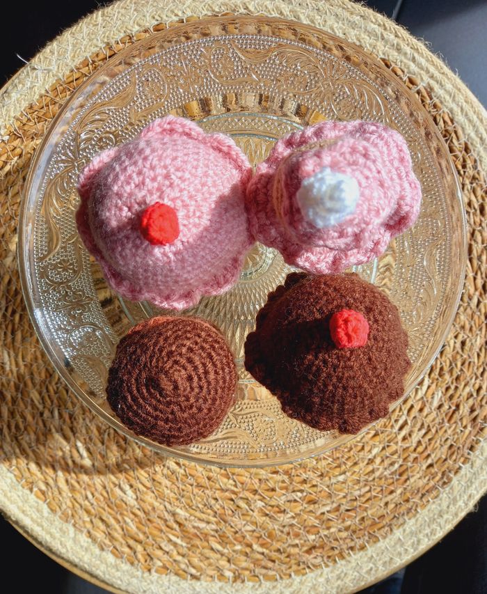 Dînette pâtisseries au crochet chocolat et rose 🍩🧁3€/pièce - photo numéro 4