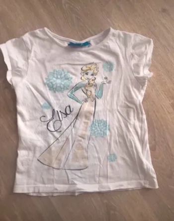 T shirt reine des neiges 4 ans en très bon état