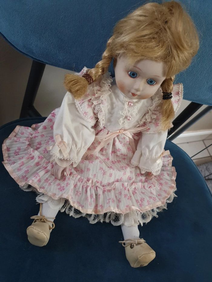 Poupée en porcelaine - photo numéro 2