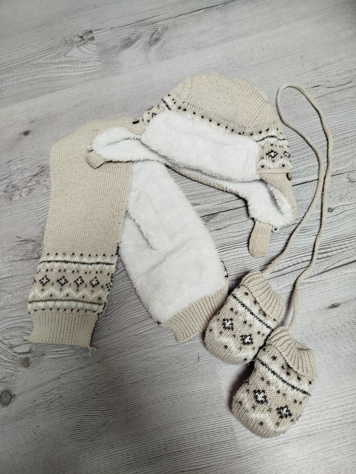 Ensemble bonnet écharpe moufles