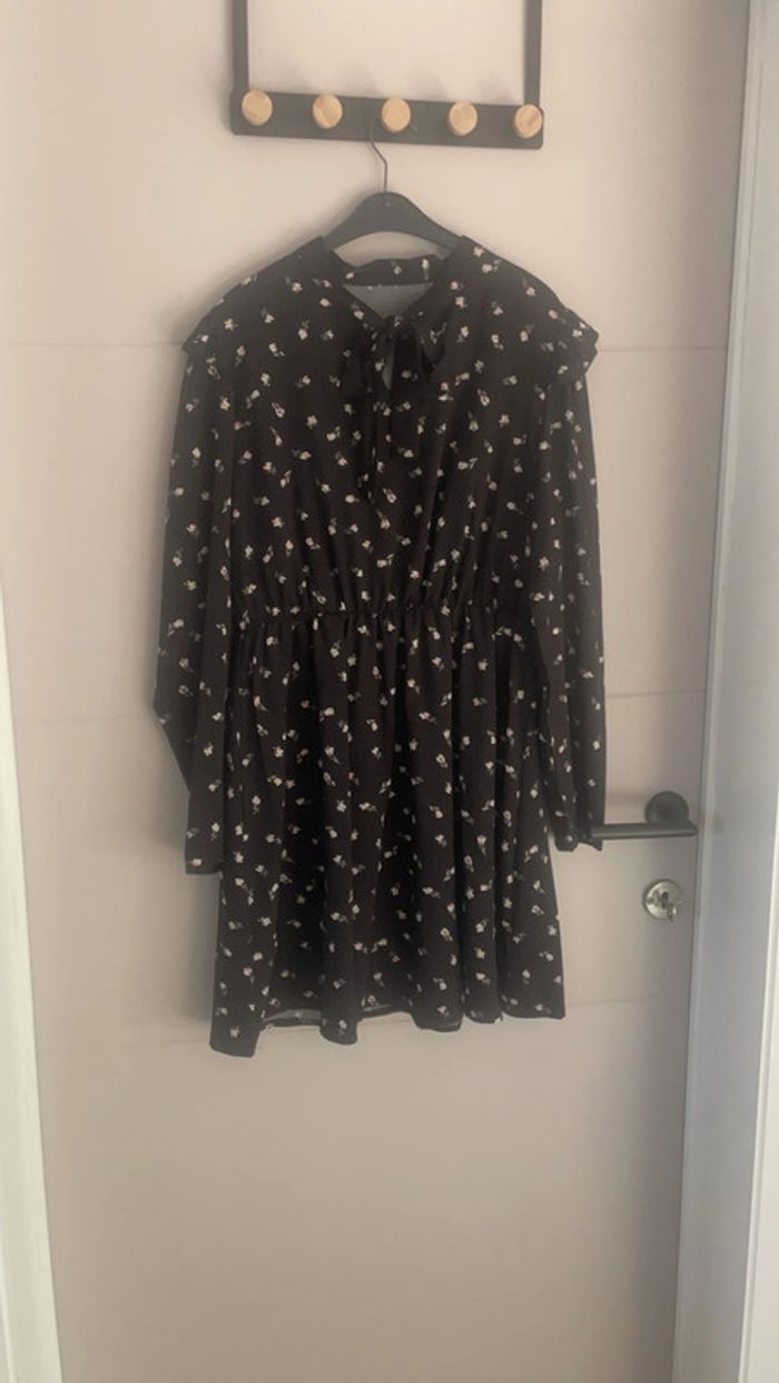 Robe courte SHEIN – Taille L – Noire à petits motifs fleuris