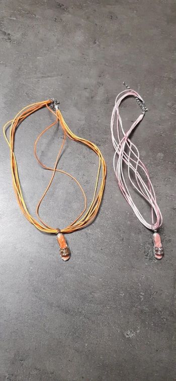 Lot de 2 superbes colliers fantaisistes orange / rose motif chaussures neufs jamais portés