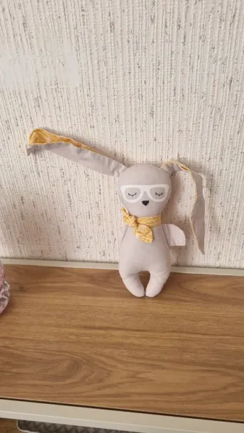 Peluche lapin a lunette