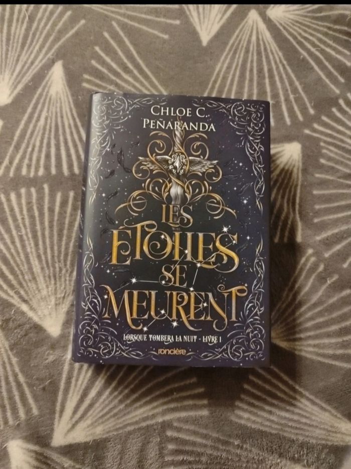 Les étoiles se meurent de Chloé C. Peñaranda