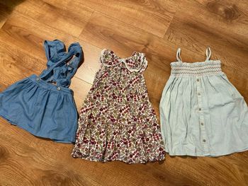 3 robes 4 ans comme neuves