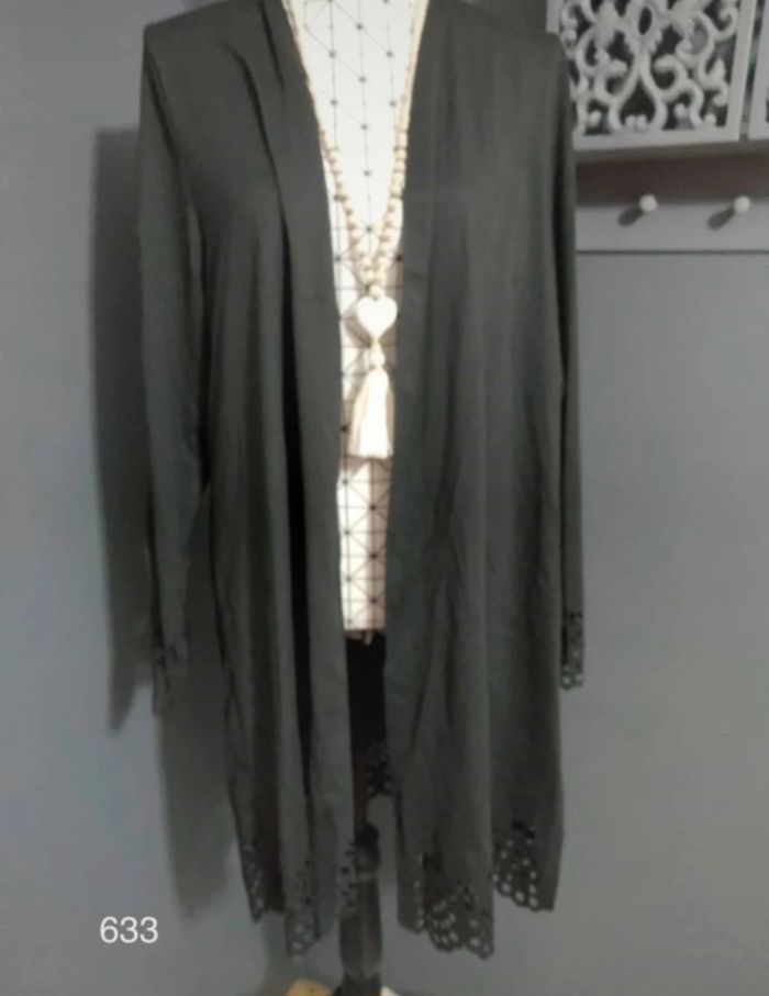 Cardigan Grande Taille 52 – Ouvert Devant, Manches Dentelle & Design Élégant Noir