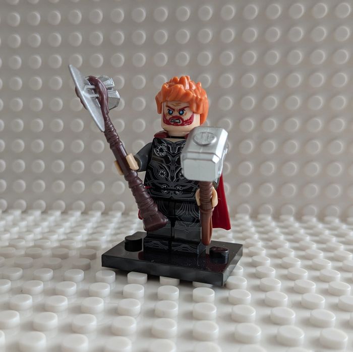 figurine Marvel , Thor avec Mjölnir et Stormbreaker , style lego