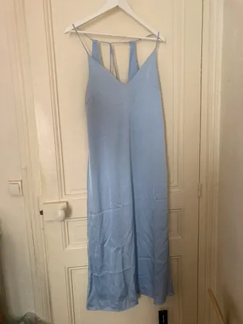 Robe longue bleu ciel effet satin à bretelles croisées – Taille M