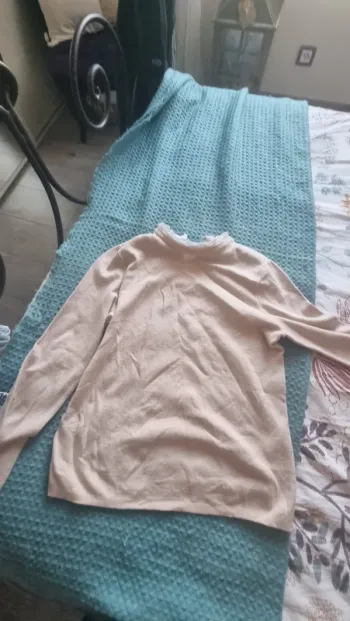 Pull Beige et petits points dorés et col broderie