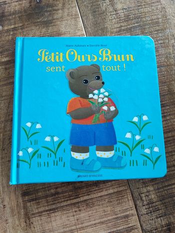 Petit ours brun sent tout