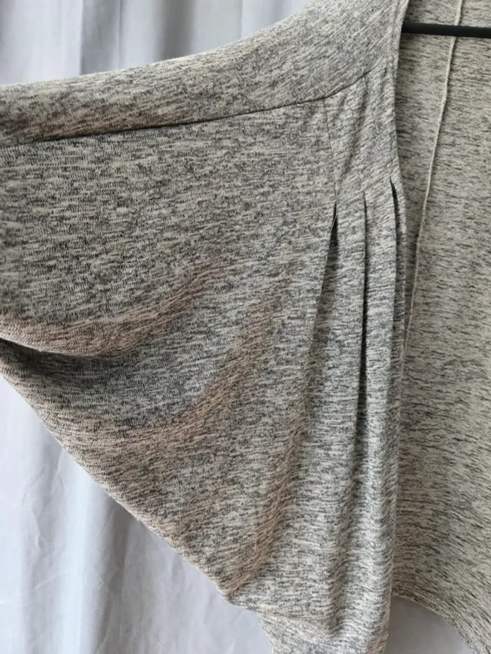 Gilet gris manches chauve souris - photo numéro 2