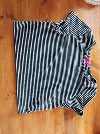 Tee-shirt noir et blanc lignés