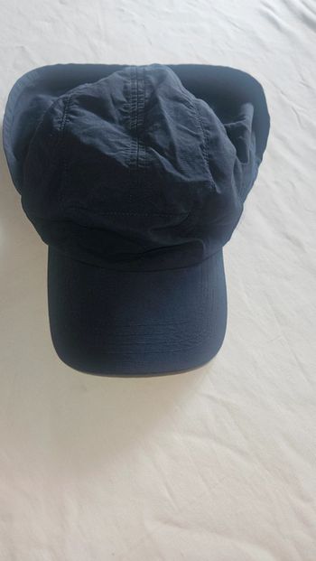 Casquette Quechua bleu marine avec protège-nuque amovible- Neuve