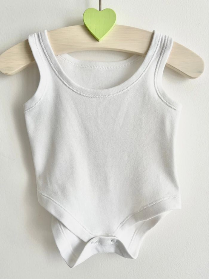 1 body sans manches forme débardeur taille 1 mois M&S