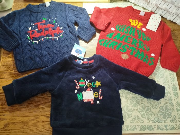 Lot de pull de Noël bébé T.9mois