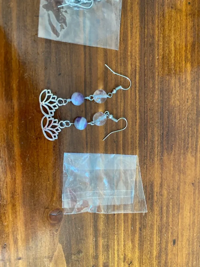 Boucles d’oreilles fleur de lotus et pierres