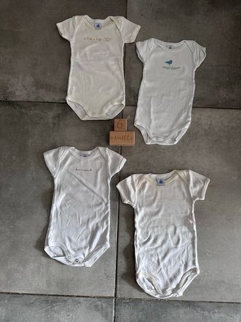 Lot de 4 bodys manches courtes petit bateau taille 6 mois très bon état 
