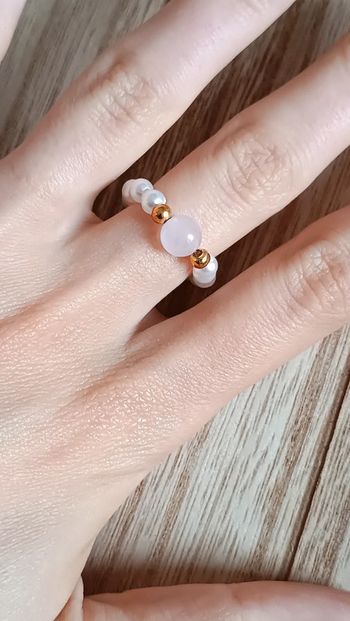 Jolie petite bague en perle et quartz rose