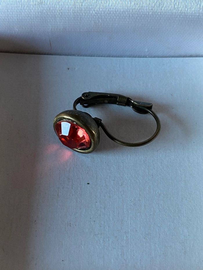 Une boucle d’oreille vintage - photo numéro 3