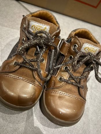 Chaussure dorée GBB