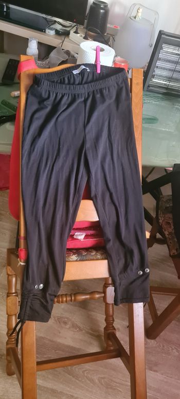 Legging noir ¾ avec détails boutons

