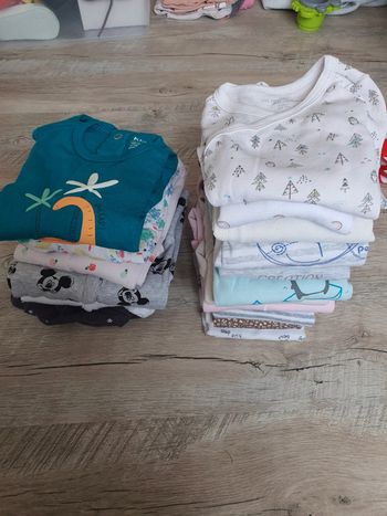 Lot de pyjamas et body