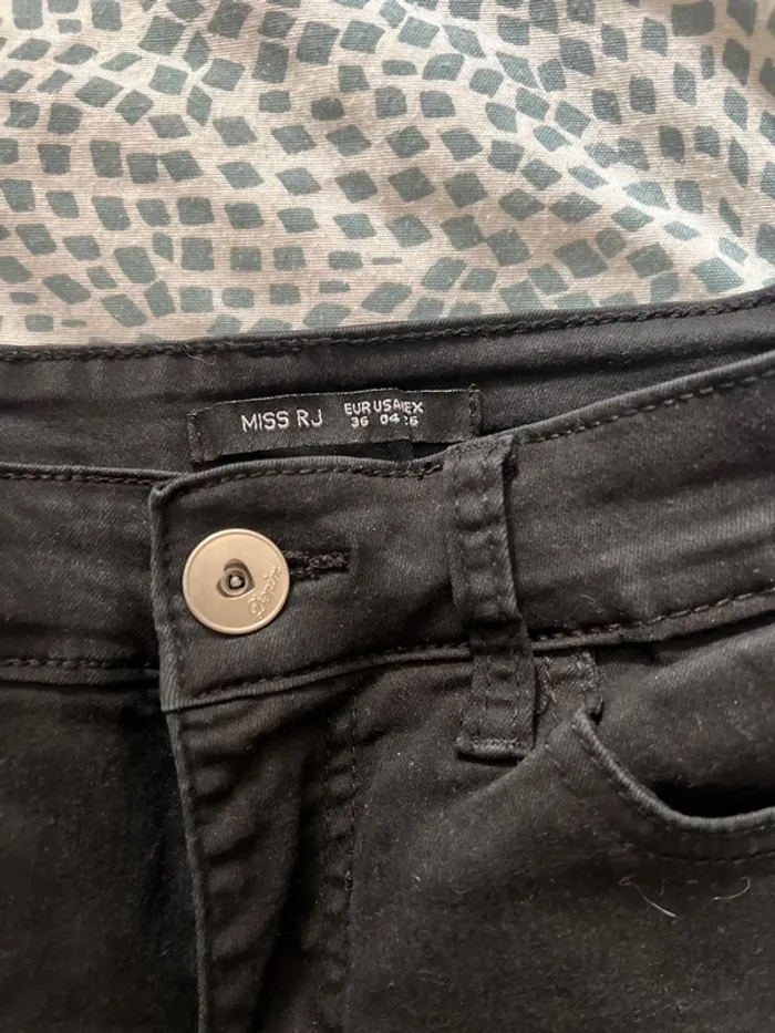 Short noir taille 36 destroy - photo numéro 3