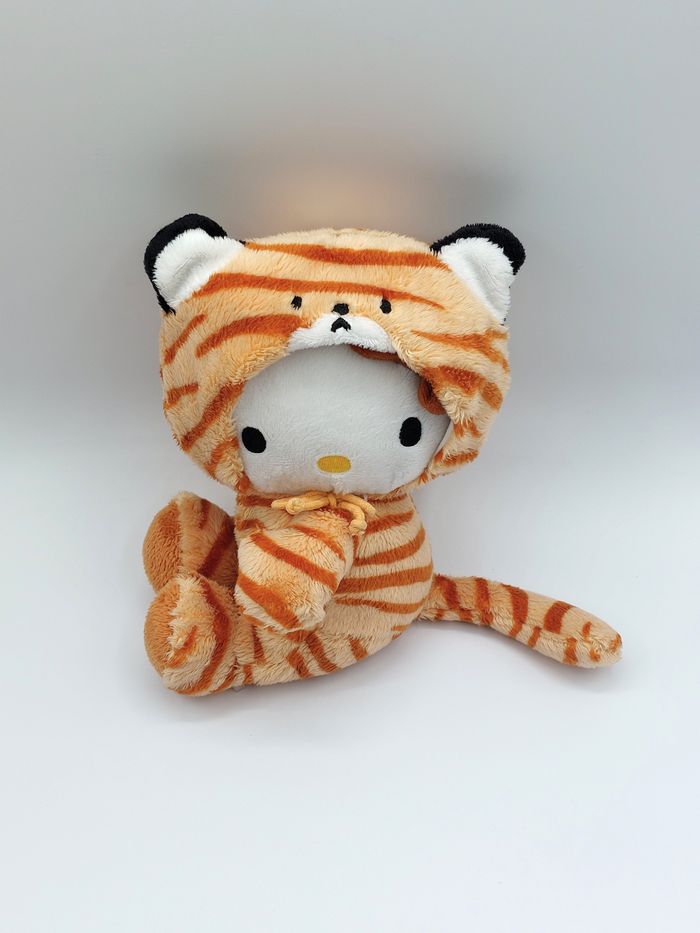 Petite Peluche doudou Hello Kitty déguisé en tigre chat SANRIO 17 cm assis