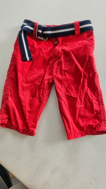 Short garçon rouge