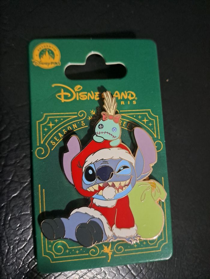 Pin's disney Stitch Noel