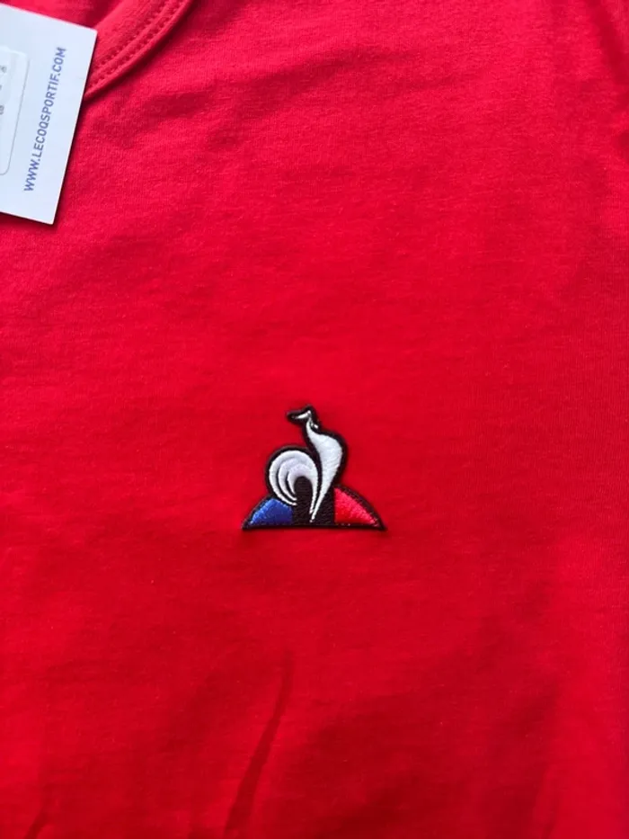 T-shirt Le Coq Sportif Rouge – Taille S – Neuf avec Étiquette - photo numéro 2