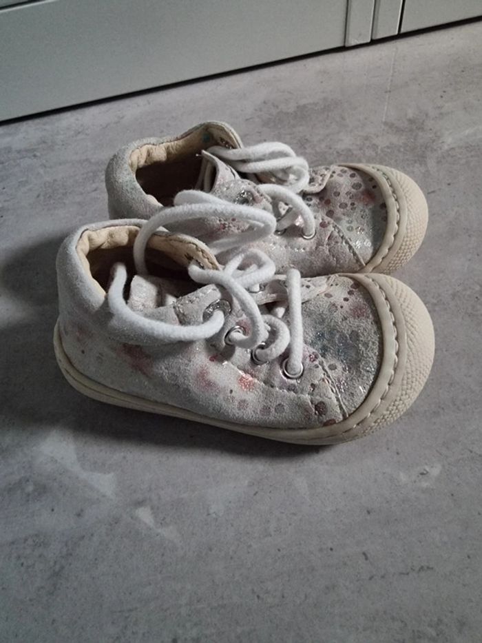 Chaussures blanches à bulles multicolores